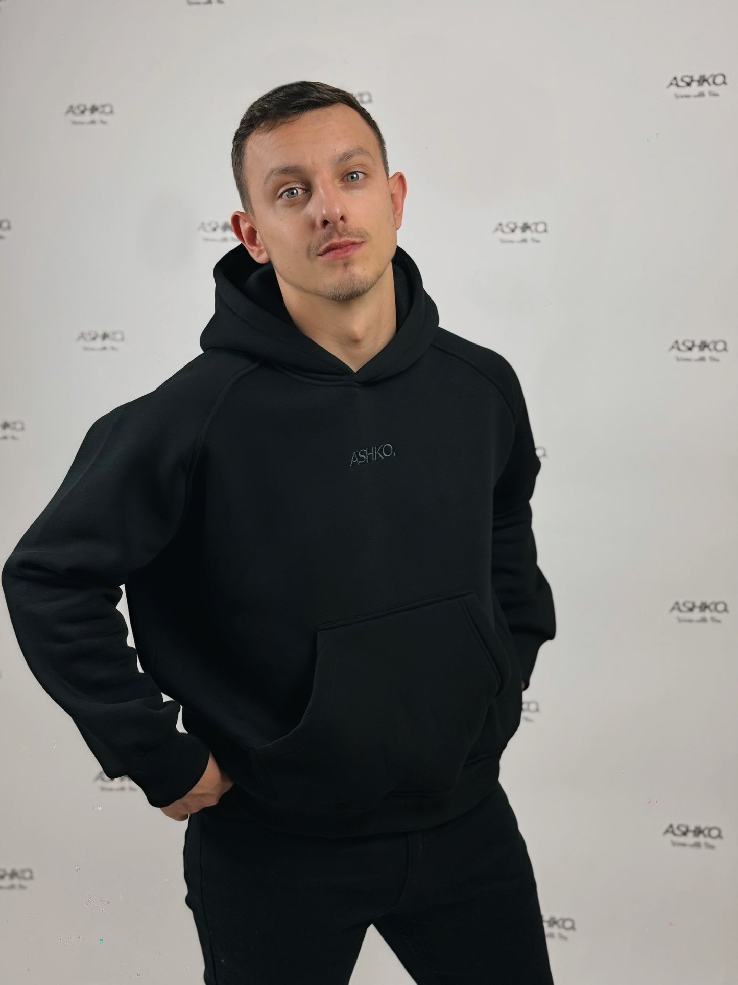 SCHWARZER ESSENCE HOODIE